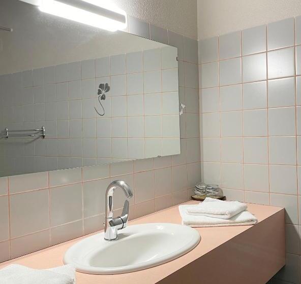 جناح مطل على المدينة, L Embleme  Boutique