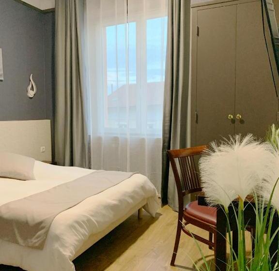 جناح مطل على المدينة, L Embleme  Boutique