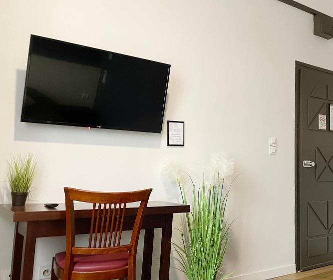 جناح مطل على المدينة, L Embleme  Boutique