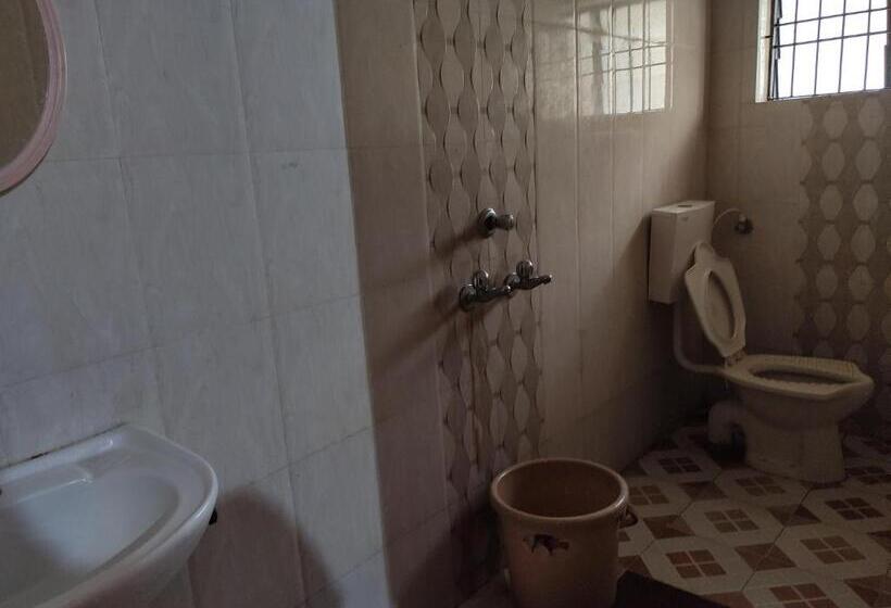 Quarto Estandar, Shree Katyayani Residency