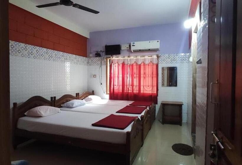 Quarto Triplo Estandar, Shree Katyayani Residency
