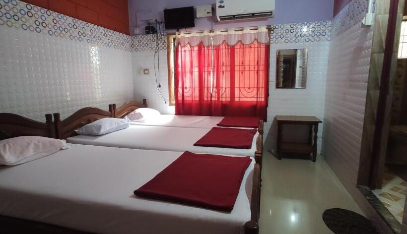 Quarto Triplo Estandar, Shree Katyayani Residency