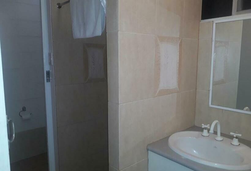 חדר משפחתי, Golden Grain Motel