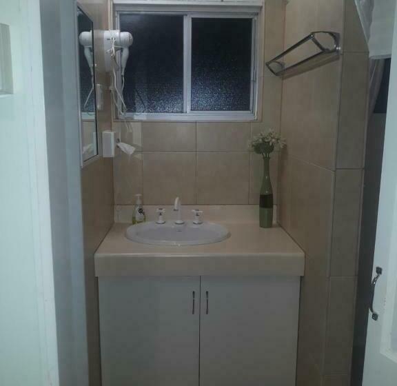 חדר אקונומי, Golden Grain Motel