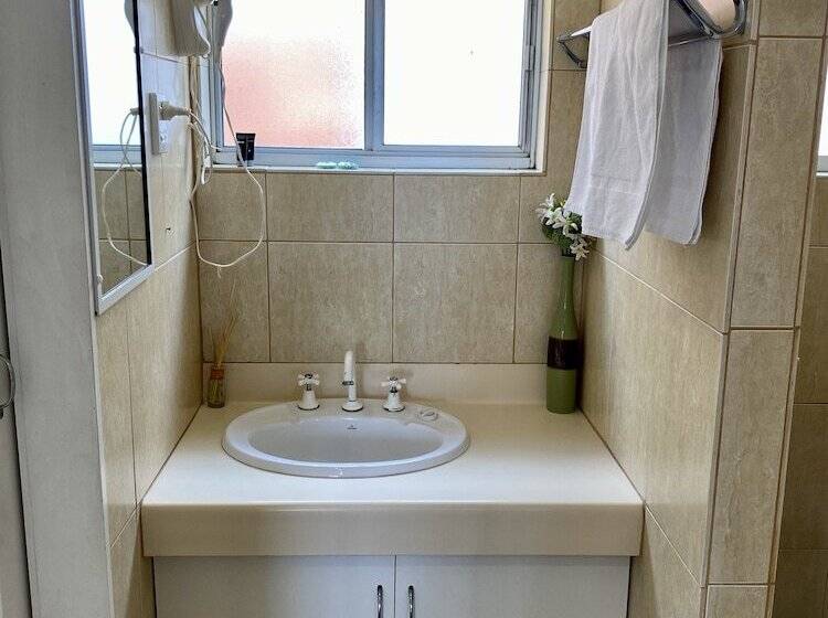 חדר משפחתי, Golden Grain Motel