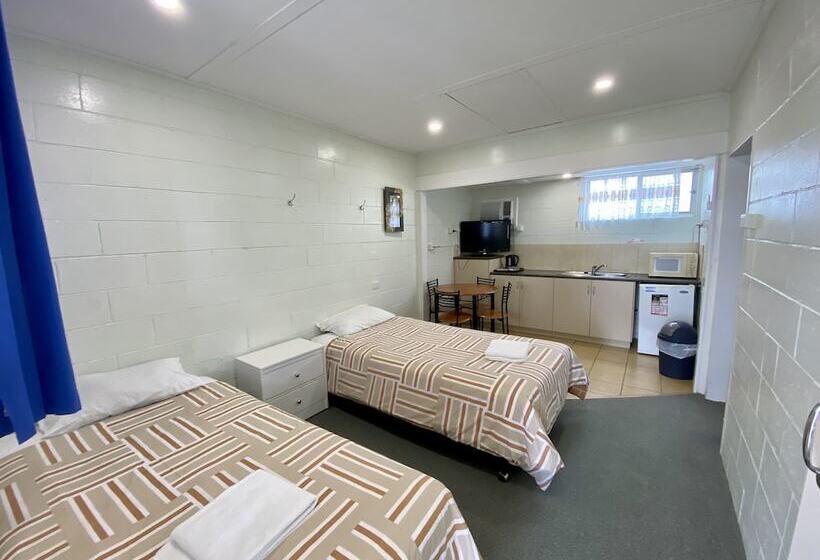 חדר משפחתי, Golden Grain Motel