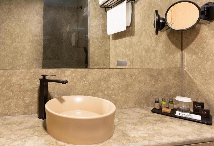 חדר סופריור, Avec