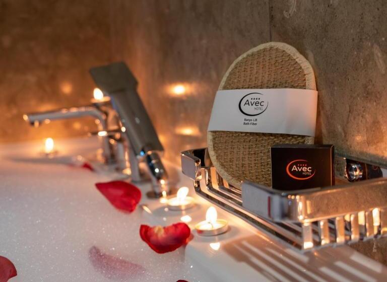 חדר דלוקס, Avec