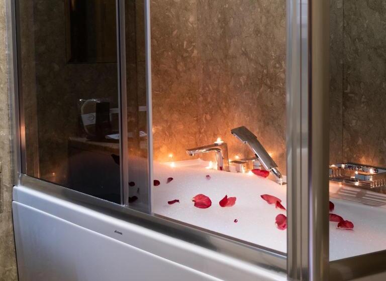 חדר דלוקס, Avec