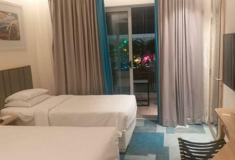 标准间带阳台, Holiday Inn Express & Suites Bengaluru Old Madras Road, An Ihg