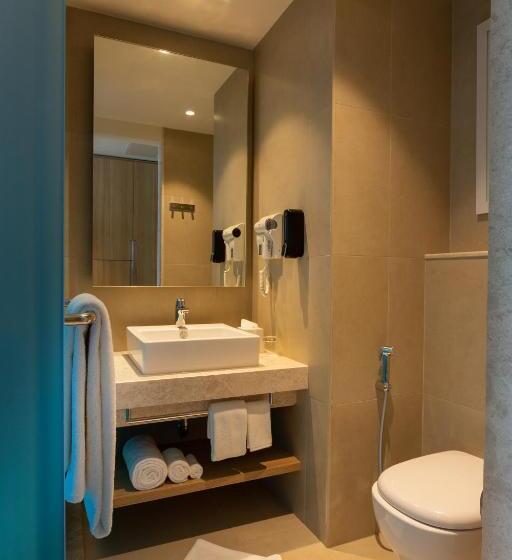 חדר סטנדרט עם מרפסת, Holiday Inn Express & Suites Bengaluru Old Madras Road, An Ihg