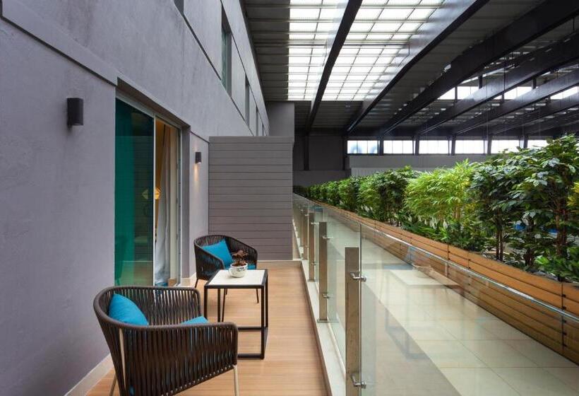 חדר סטנדרט עם מרפסת, Holiday Inn Express & Suites Bengaluru Old Madras Road, An Ihg