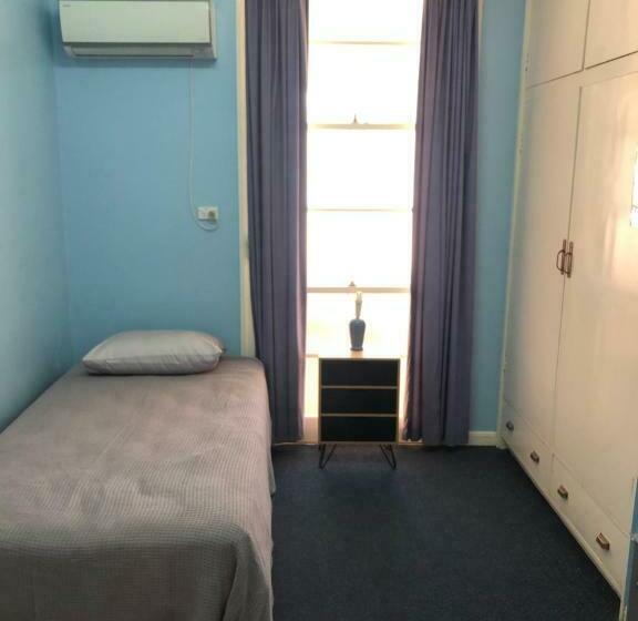 اتاق اکونومی یک تخته, The Pink House