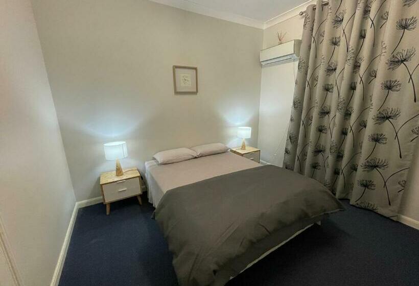 اتاق اکونومی, The Pink House