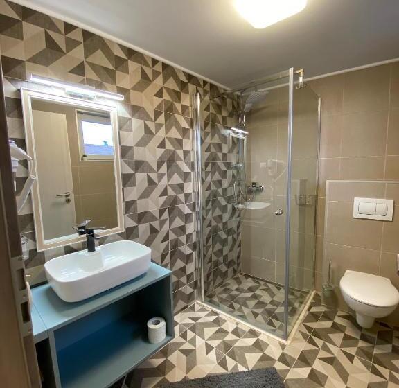 اتاق سوپریور, Adi&nicol