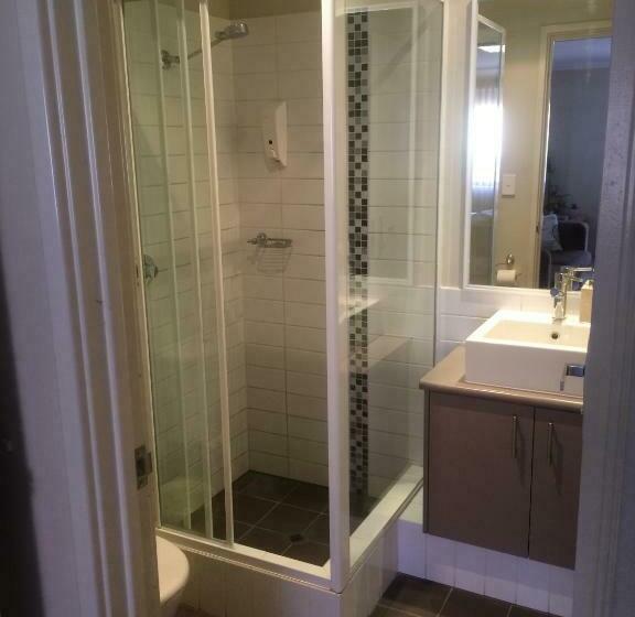 חדר דלוקס, Breakwater Short Stay