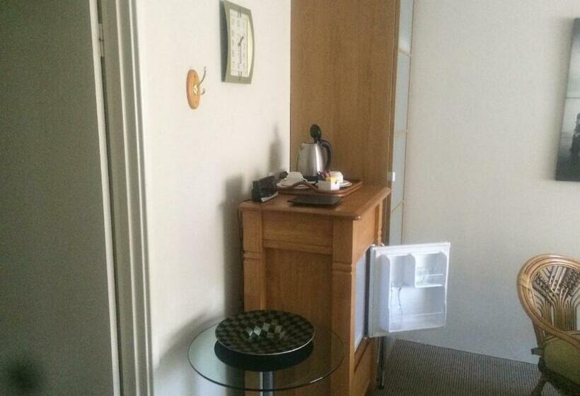 חדר דלוקס, Breakwater Short Stay