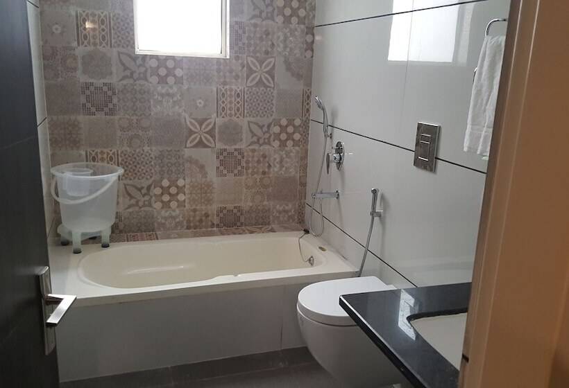 デラックスルーム, Kanishk