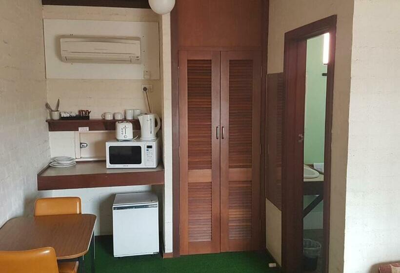 חדר אקונומי, The Club Hotel Collie