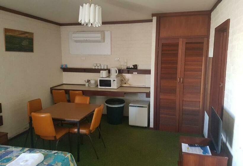 חדר משפחתי, The Club Hotel Collie