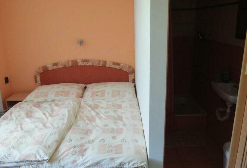 스탠다드 트리플 룸, Hubert