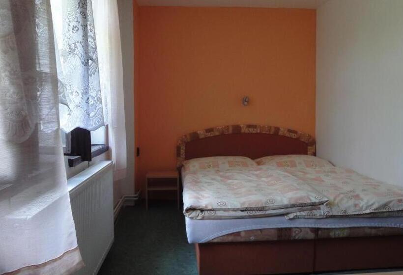 스탠다드 트리플 룸, Hubert