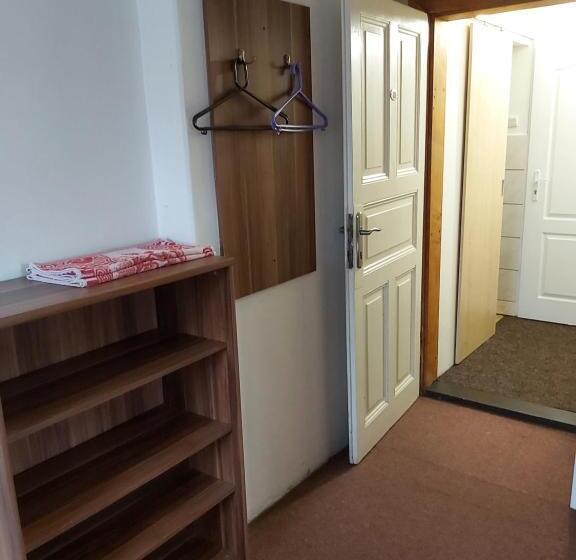 4인용 스탠다드 룸, Hubert