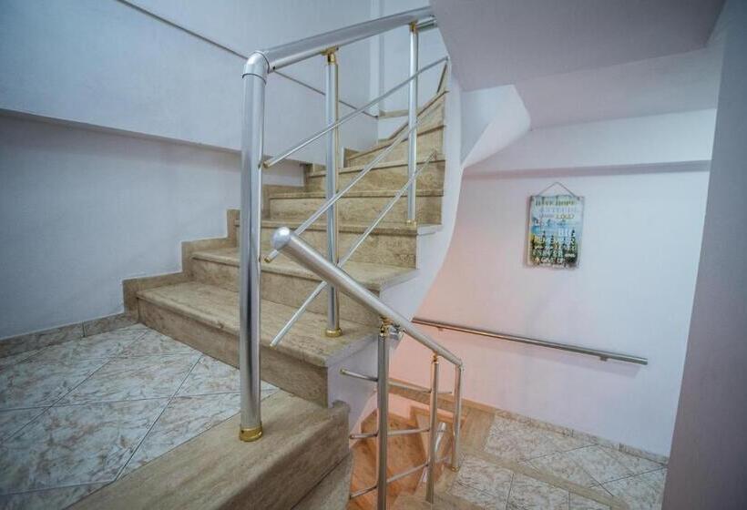 バルコニー付スタンダード4ベッドルーム, Klironomi