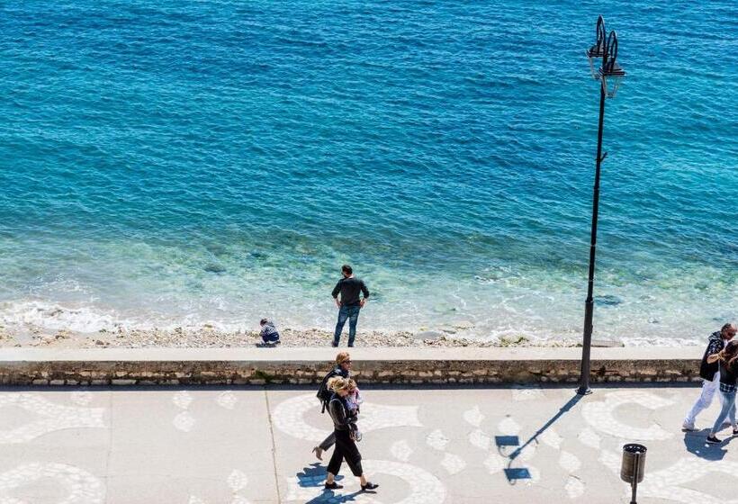 景色の見えるスタンダード4人部屋, Klironomi