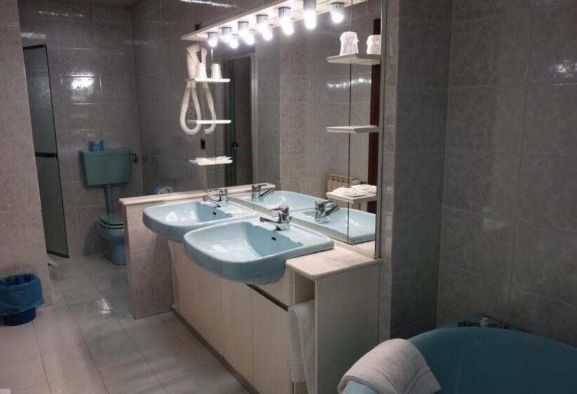 חדר סטנדרט לשלושה, Pian Nava