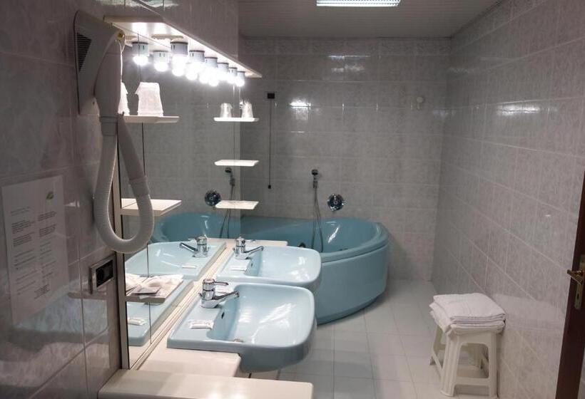 חדר סטנדרט לשלושה, Pian Nava