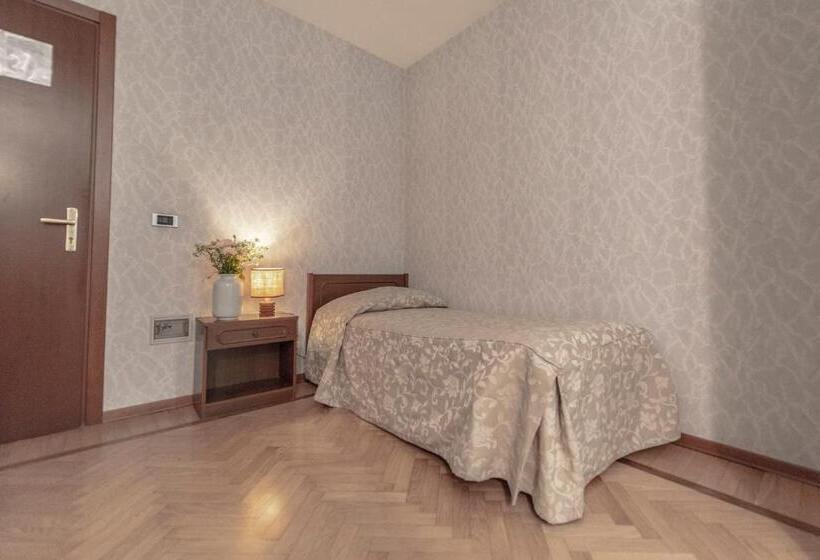 חדר סטנדרט לשלושה, Pian Nava