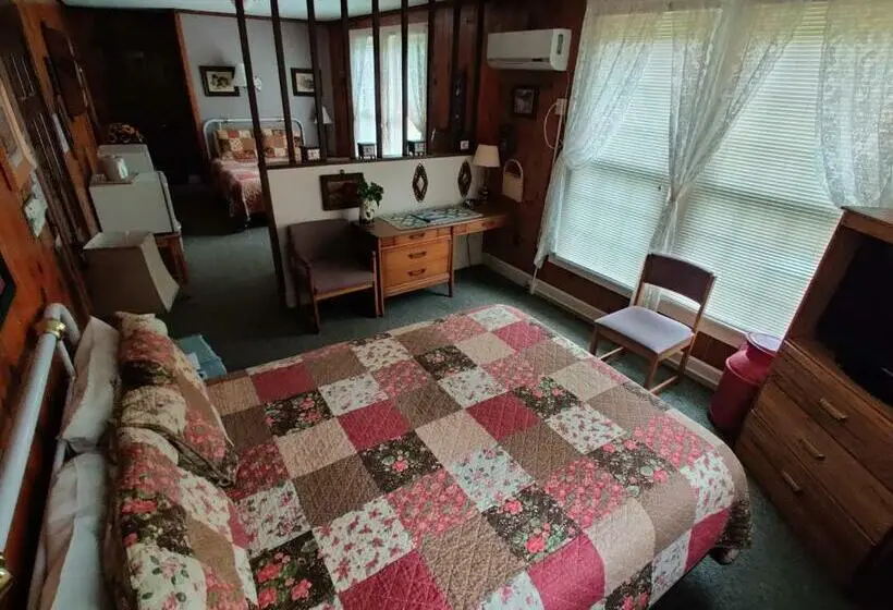 インサイドデラックスルーム, Smoky Falls Lodge
