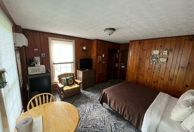 インサイドのシングルルーム, Smoky Falls Lodge