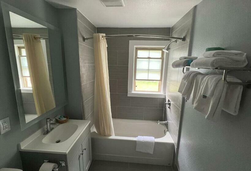 インサイドのシングルルーム, Smoky Falls Lodge