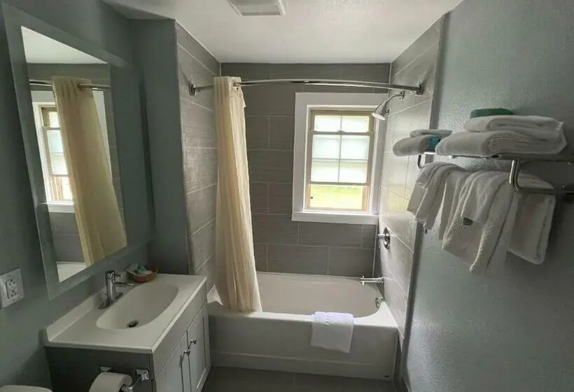 インサイドのシングルルーム, Smoky Falls Lodge