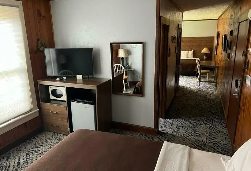 インサイドのスーペリアルーム, Smoky Falls Lodge