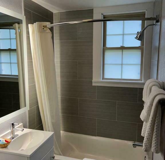 インサイドのスーペリアルーム, Smoky Falls Lodge