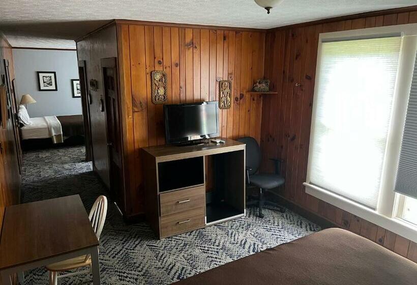 インサイドのスーペリアルーム, Smoky Falls Lodge