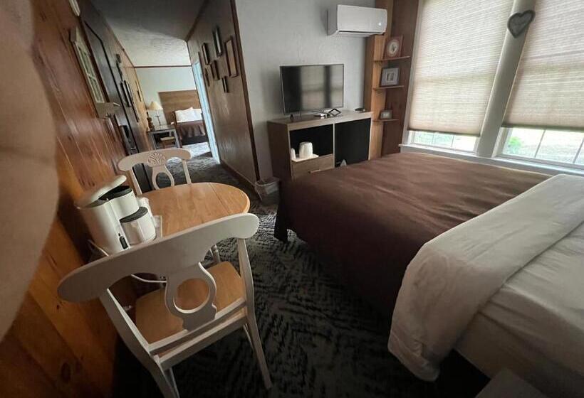 インサイドのスーペリアルーム, Smoky Falls Lodge