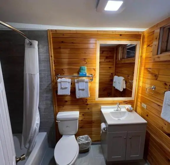 スーペリアトリプルルーム, Smoky Falls Lodge