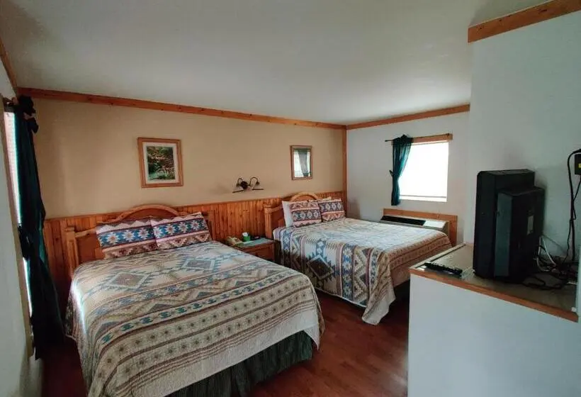 クイーンベッドのデラックスルーム, Smoky Falls Lodge