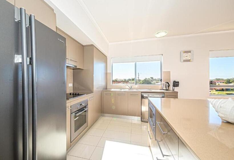 شقة غرفة واحدة, On The Bay Apartments