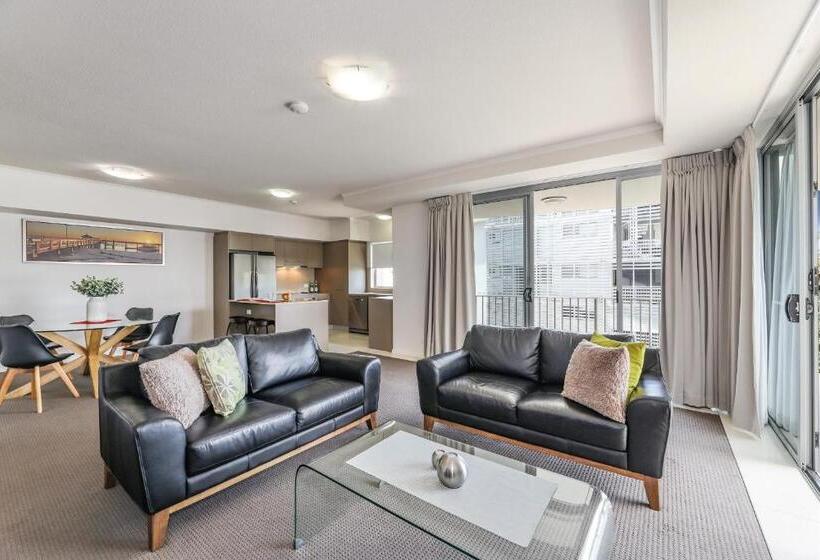 شقة غرفة واحدة, On The Bay Apartments