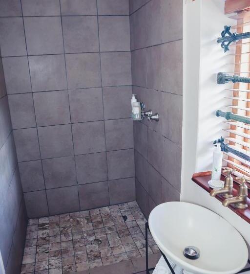 スタンダードルーム, Station House Simondium