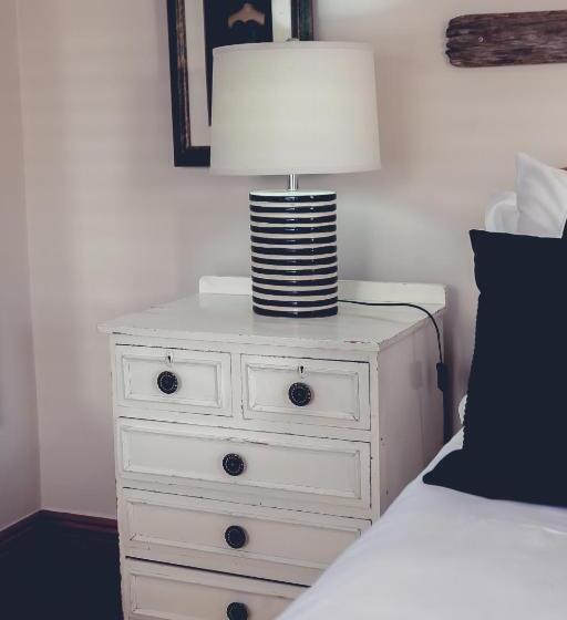 スタンダードルーム, Station House Simondium