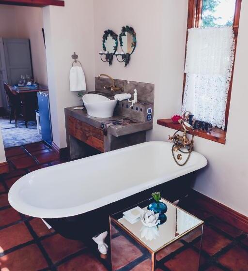 ガーデンビュースタンダードルーム, Station House Simondium