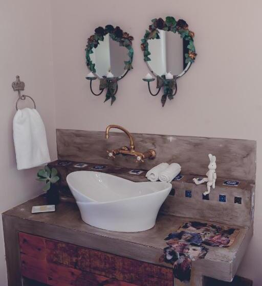 ガーデンビュースタンダードルーム, Station House Simondium