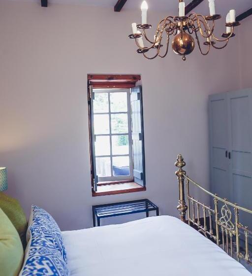 ガーデンビュースタンダードルーム, Station House Simondium