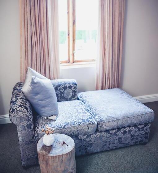 キングサイズベッドのスタンダードルーム, Station House Simondium